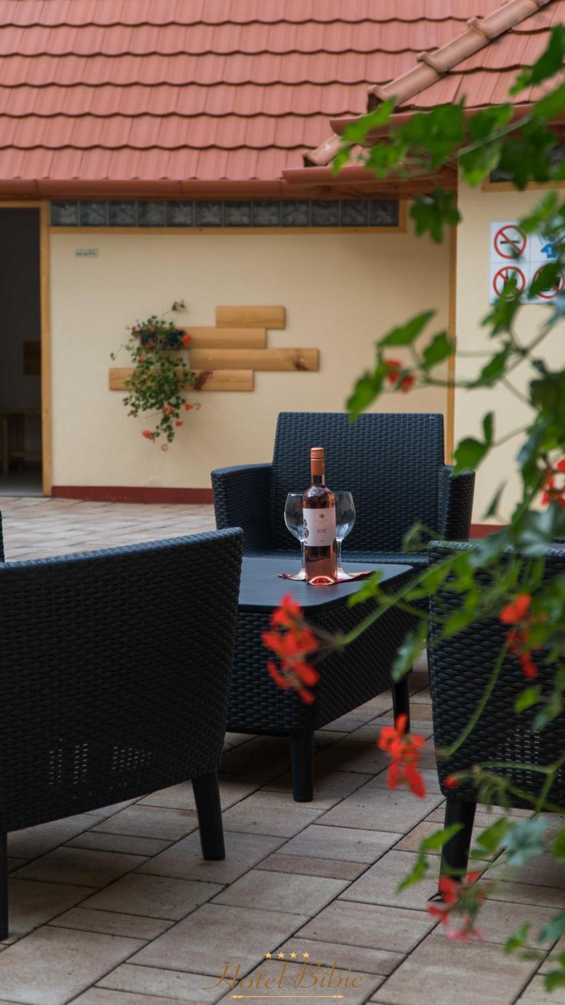 Hotel Bibic Es Tueskevar Etterem Es Horgaszto Nyíregyháza Dış mekan fotoğraf