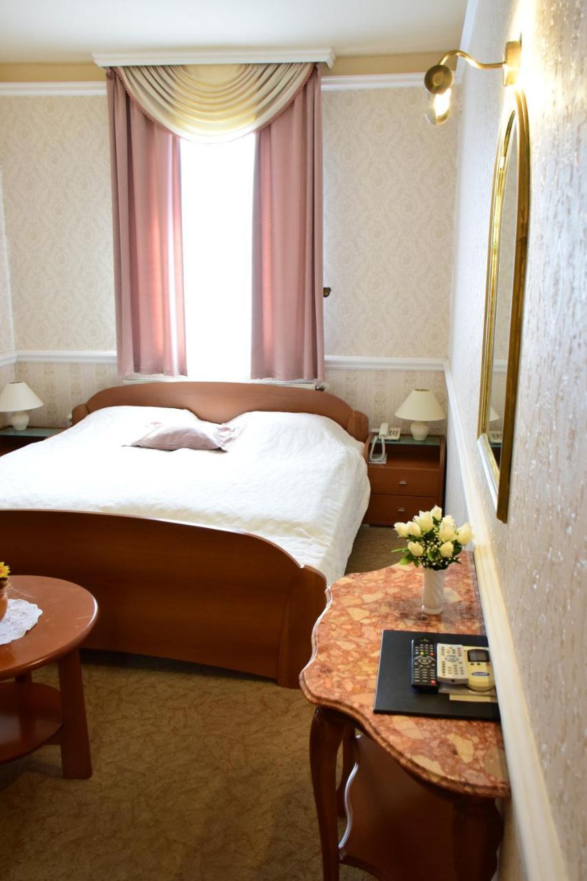 Hotel Bibic Es Tueskevar Etterem Es Horgaszto Nyíregyháza Dış mekan fotoğraf
