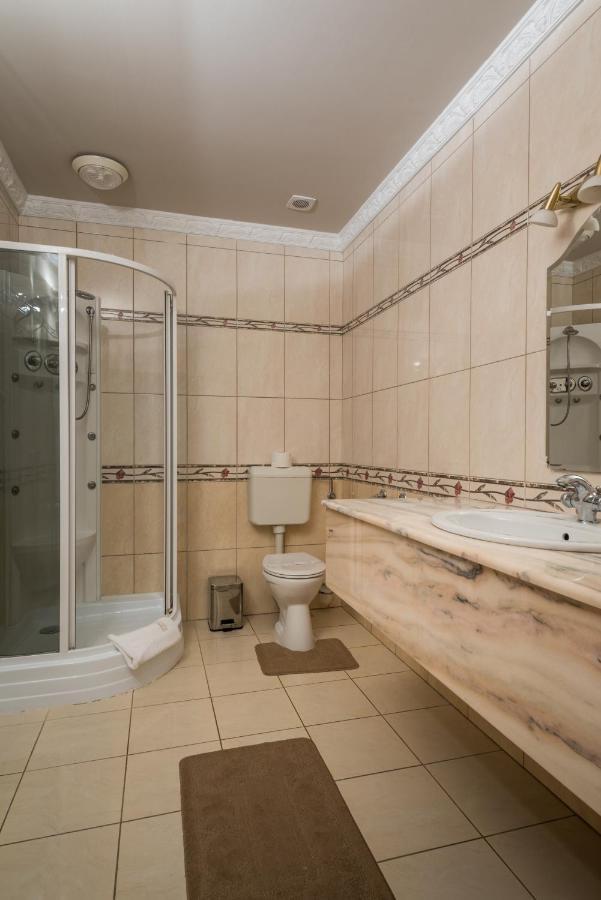Hotel Bibic Es Tueskevar Etterem Es Horgaszto Nyíregyháza Dış mekan fotoğraf
