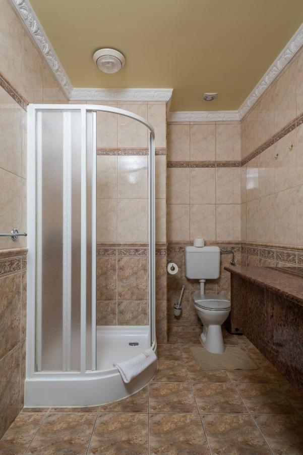 Hotel Bibic Es Tueskevar Etterem Es Horgaszto Nyíregyháza Dış mekan fotoğraf