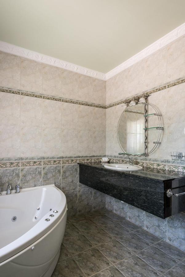 Hotel Bibic Es Tueskevar Etterem Es Horgaszto Nyíregyháza Dış mekan fotoğraf