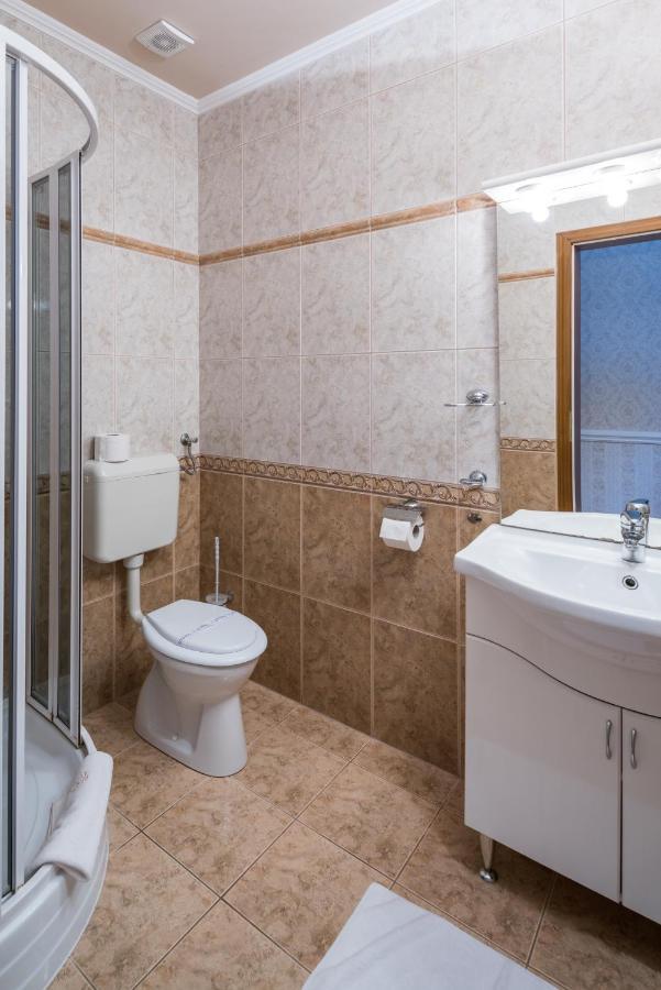 Hotel Bibic Es Tueskevar Etterem Es Horgaszto Nyíregyháza Dış mekan fotoğraf