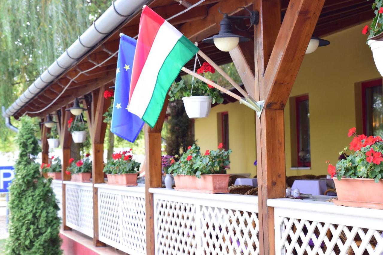 Hotel Bibic Es Tueskevar Etterem Es Horgaszto Nyíregyháza Dış mekan fotoğraf