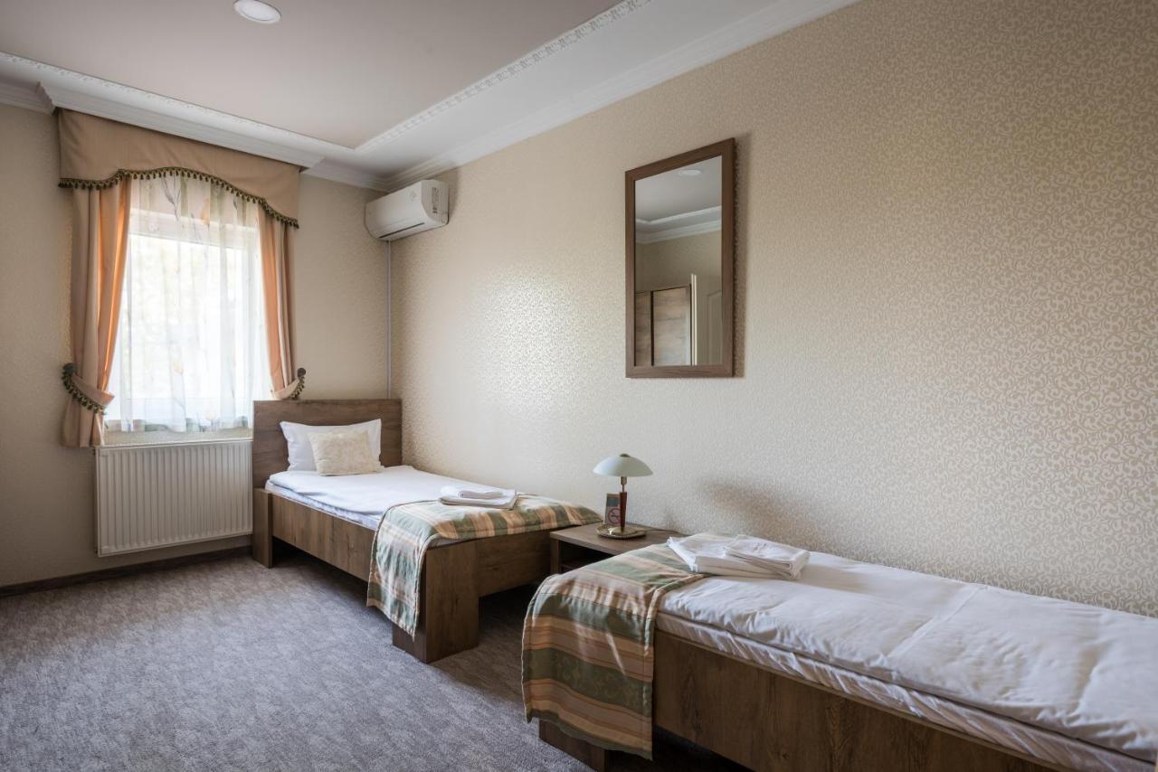 Hotel Bibic Es Tueskevar Etterem Es Horgaszto Nyíregyháza Dış mekan fotoğraf
