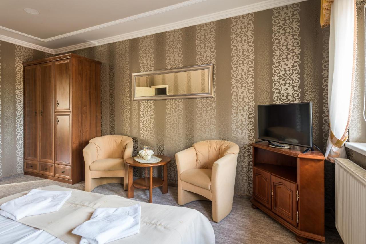 Hotel Bibic Es Tueskevar Etterem Es Horgaszto Nyíregyháza Dış mekan fotoğraf